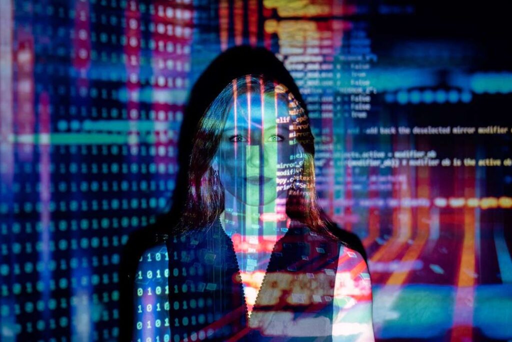 Frau, auf die Code projiziert wird: Datenschutz beim KI-Training