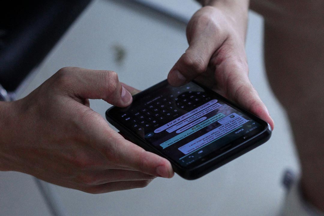 Mann beim Chatten: EU-Chatkontrolle unverhältnismäßig?