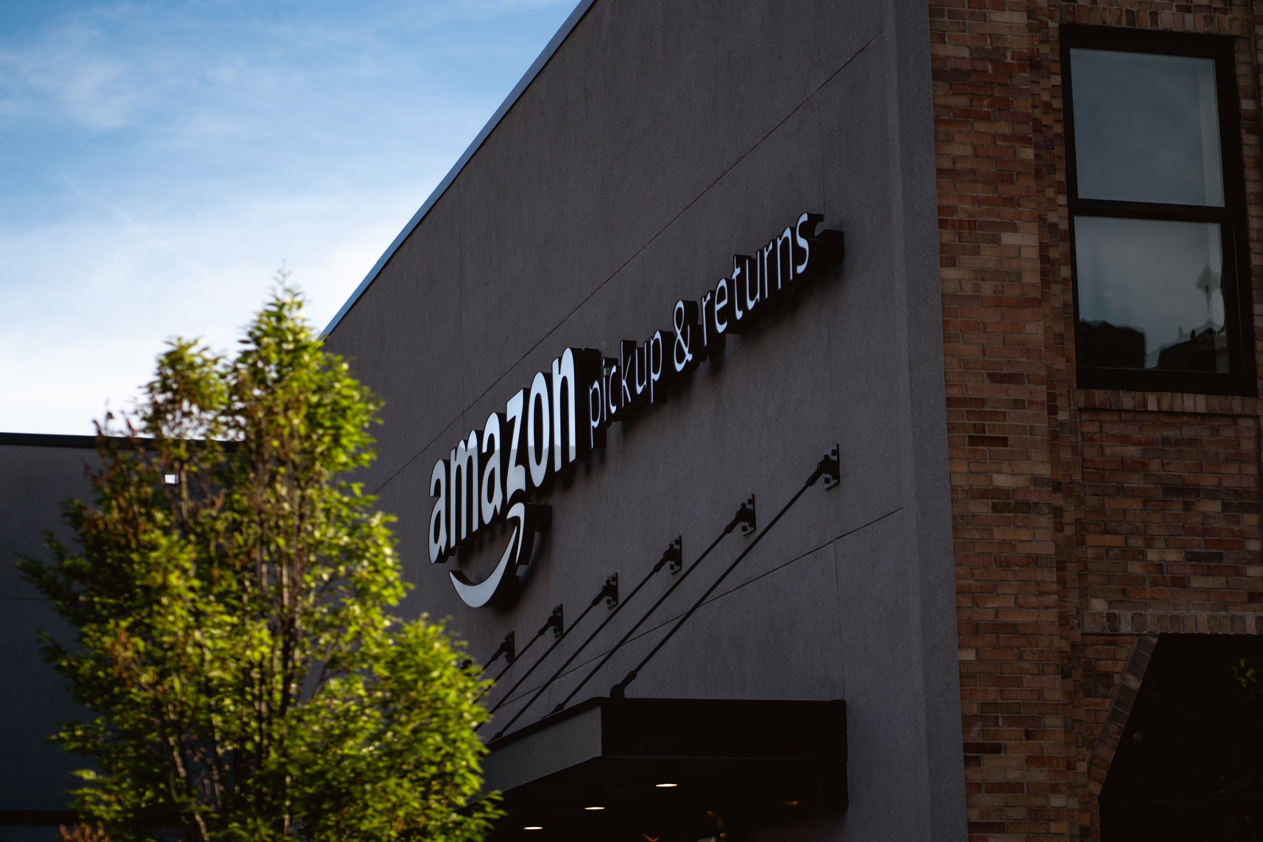 Ein Amazon-Center: Amazon-Händler und DSGVO