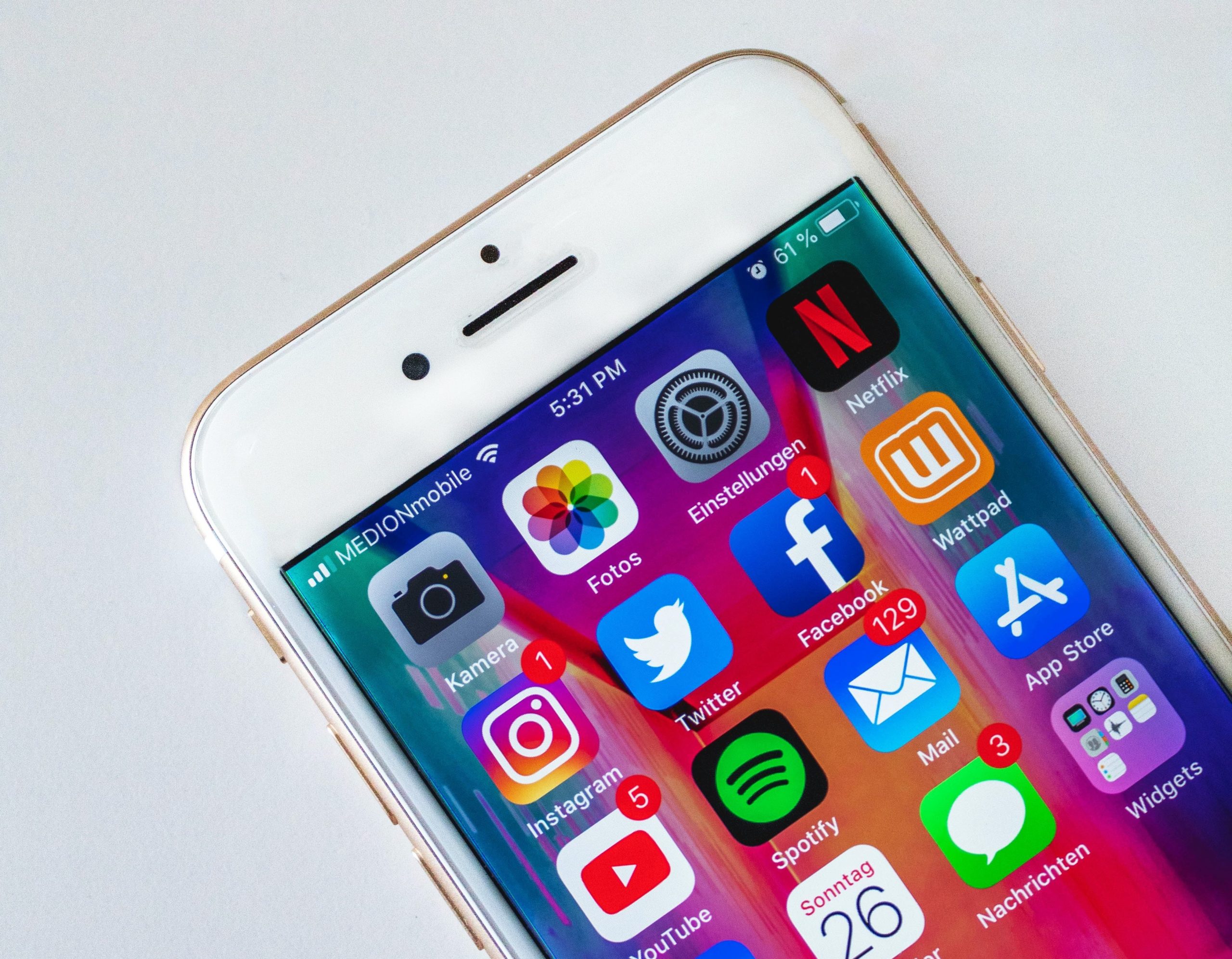 Apps auf einem Smartphone: Einbindung Social Media Buttons auf Website