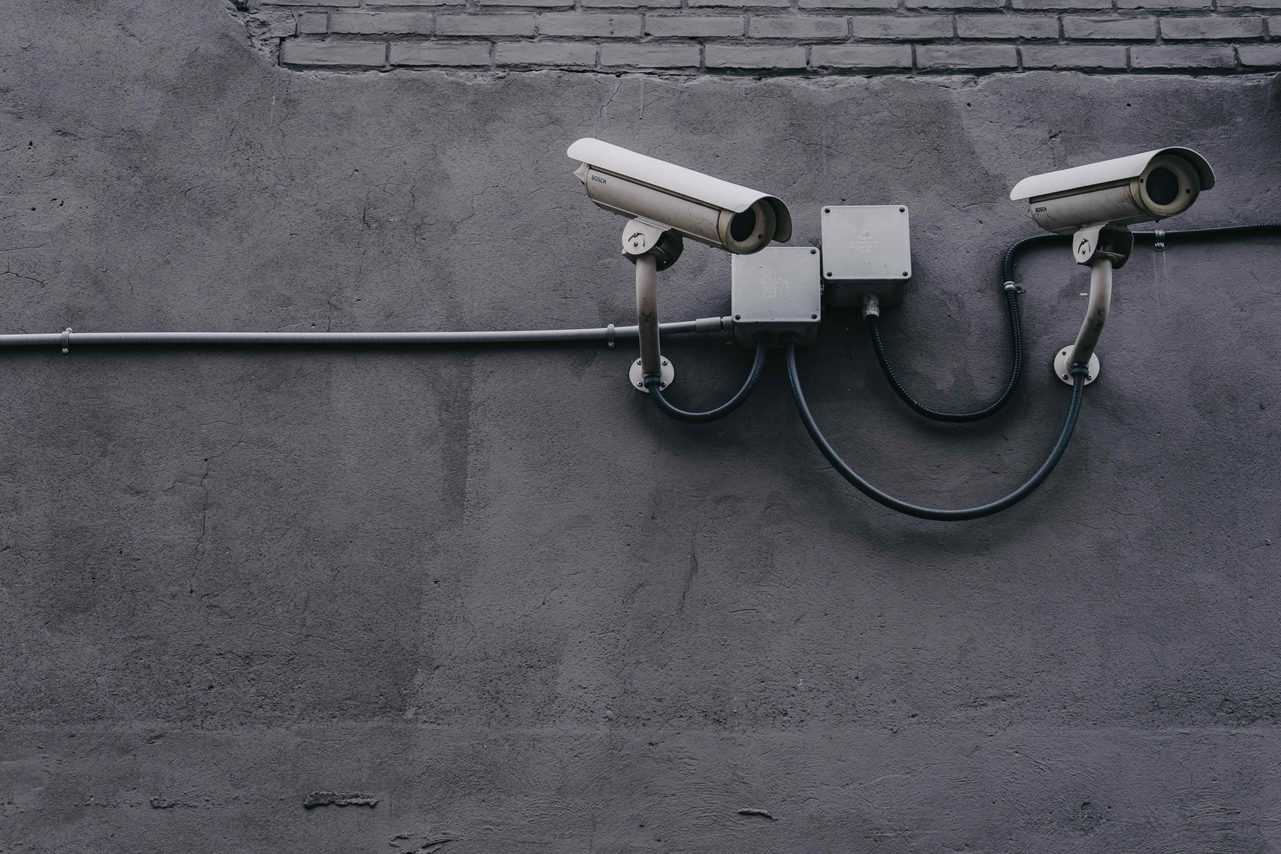 Überwachungskameras an einer Hauswand: Zulässigkeit Videoüberwachung