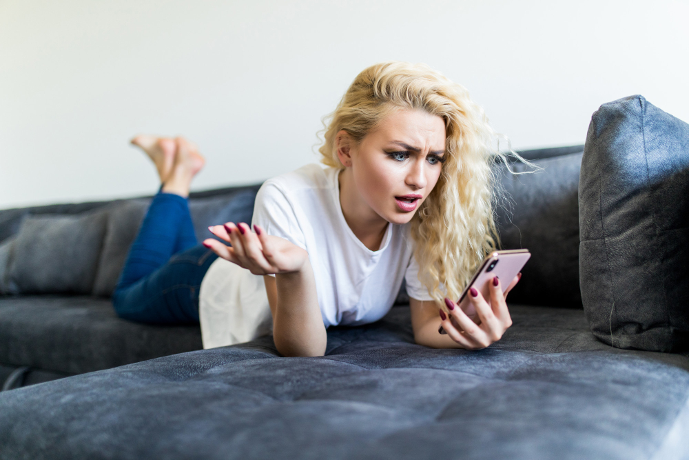 Erschrockene Influencerin, deren Social Media Account gesperrt wurde