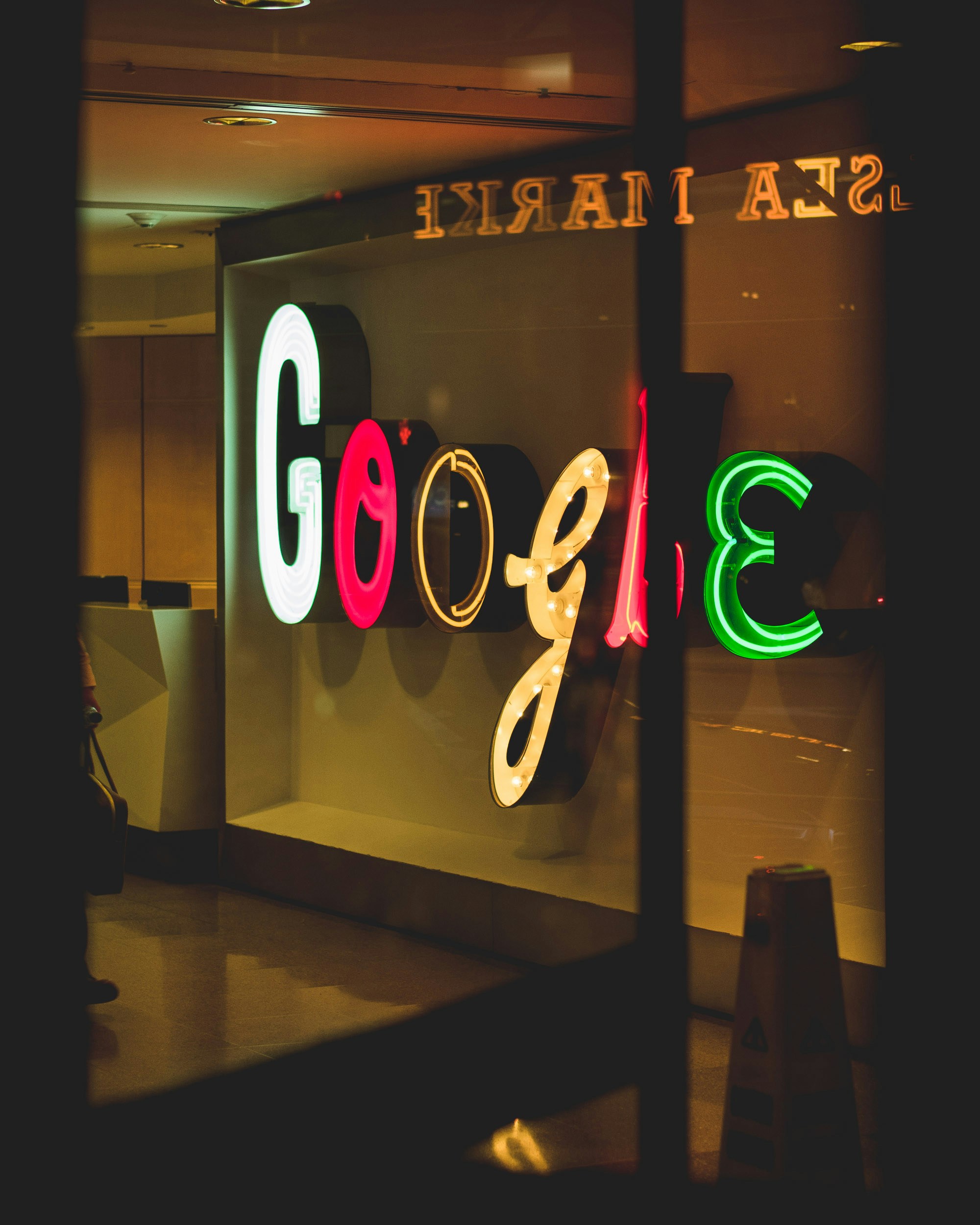 Google-Logo in einem Büro: datenschutzwidrige Übermittlung von Daten an Google