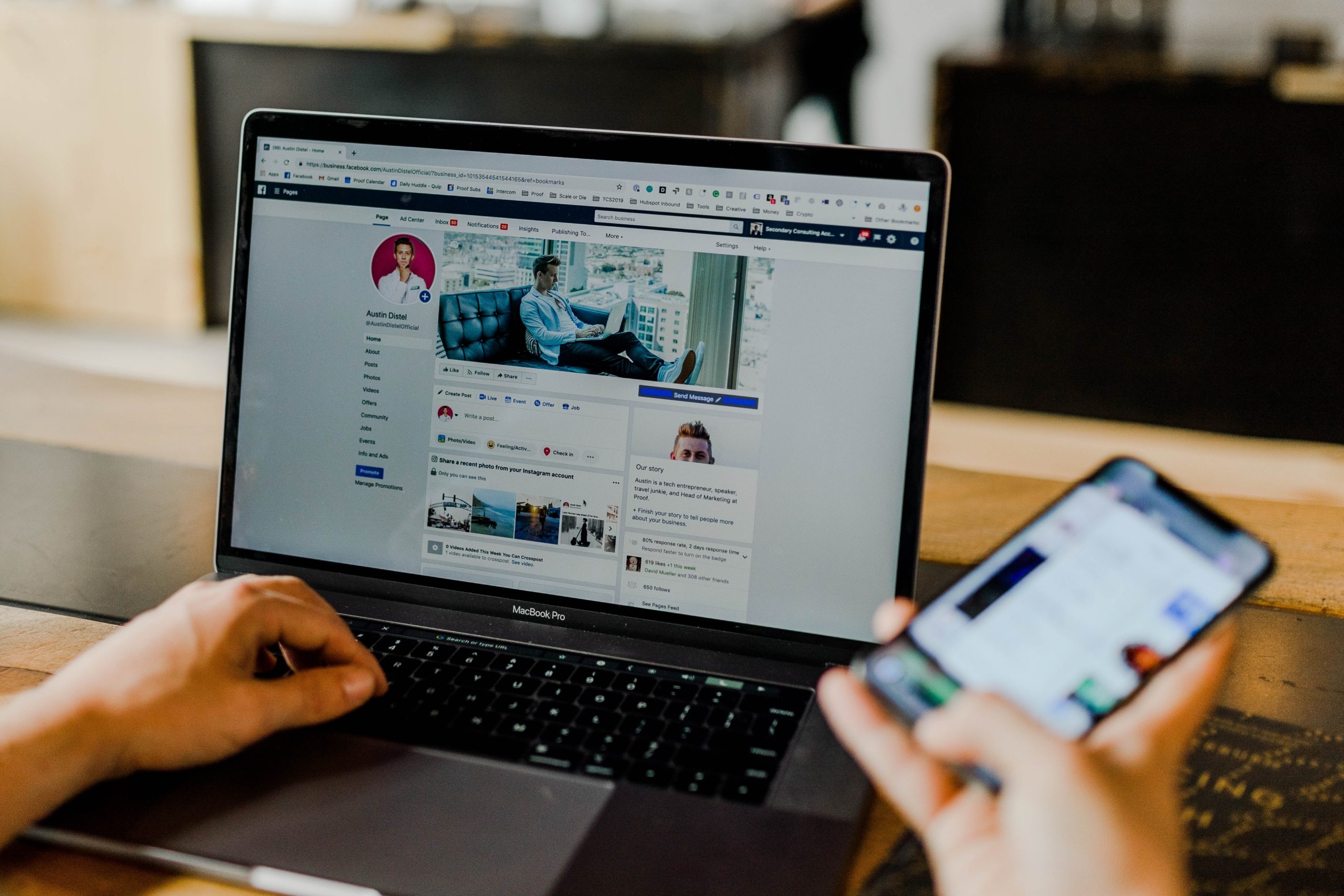 Laptop mit Facebook-Seite auf Display: Mitbestimmungsrecht Betriebsrat FB-Seite