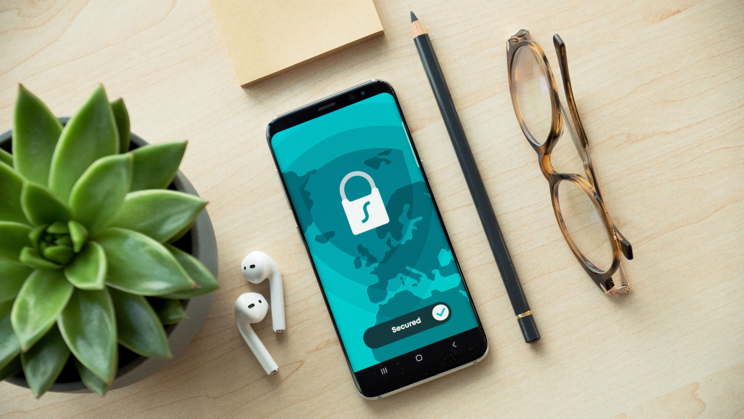 Smartphone mit Schlosssymbol auf dem Display: DSGVO Auswirkungen