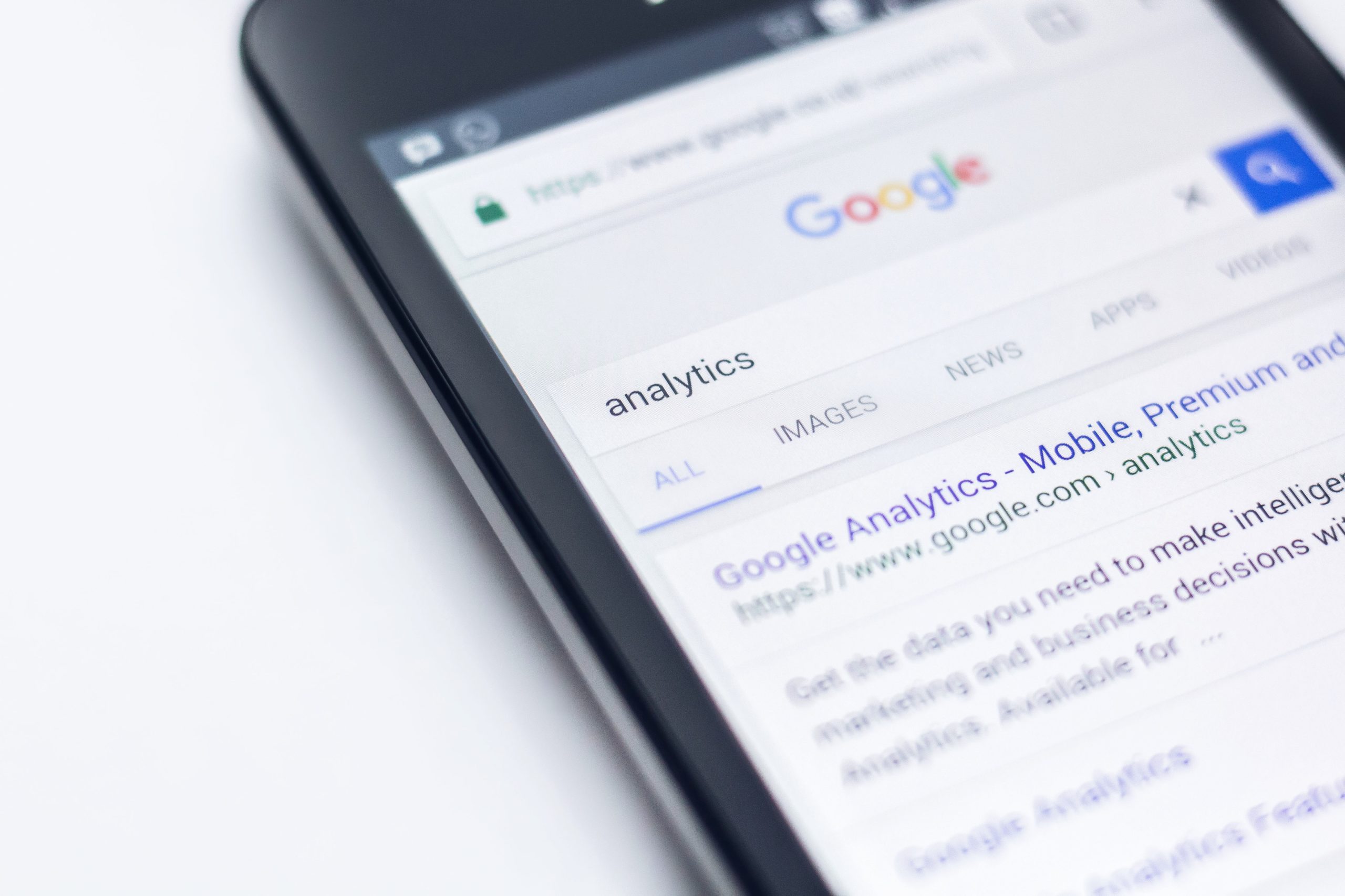 Google auf einem Smartphone-Display: Haftungsprivilegierung von Suchmaschinenbetreibern für Links