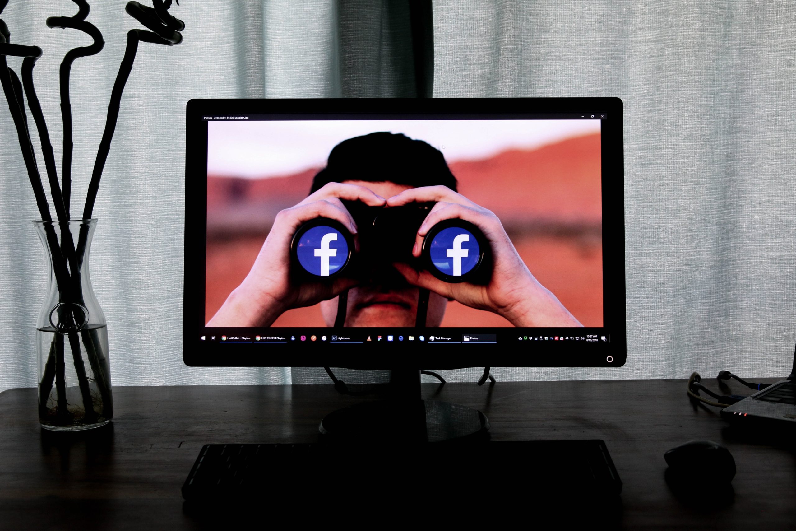 Fernglas mit Facebook-Logo: kein ausreichender Datenschutz