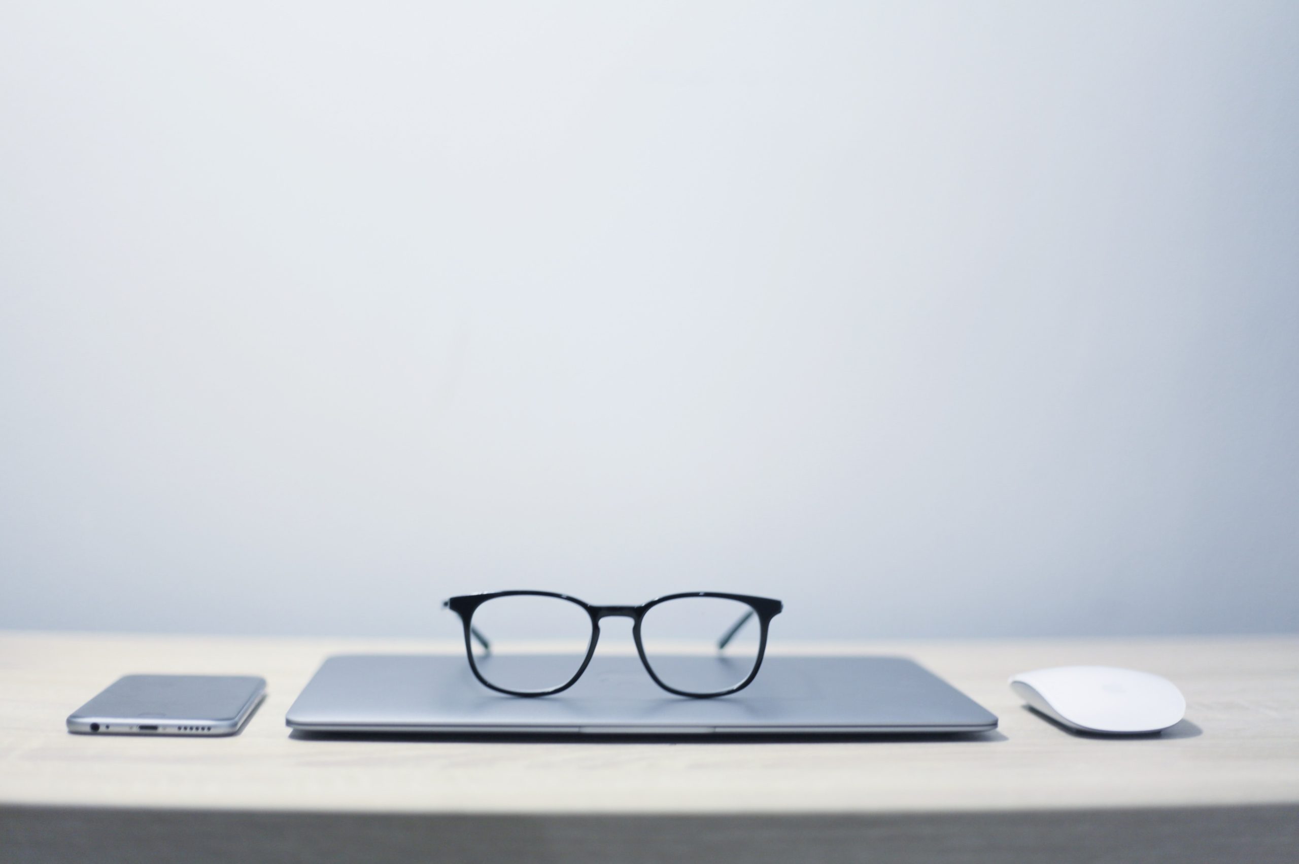 Laptop, Mouse, Smartphone: Privacy by Design, Privacy by Default