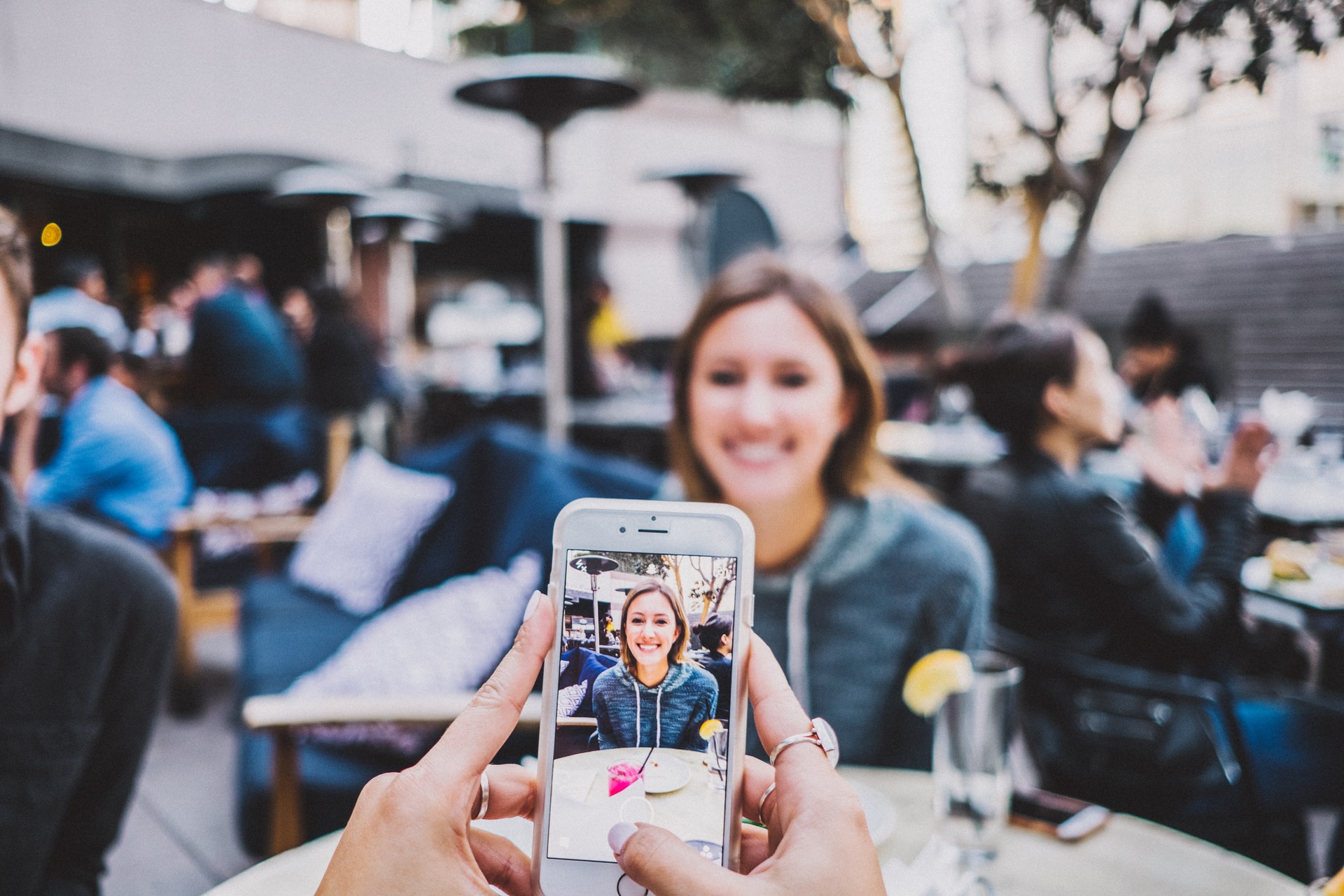 Influencerin wird fotografiert: Influencer Werbung