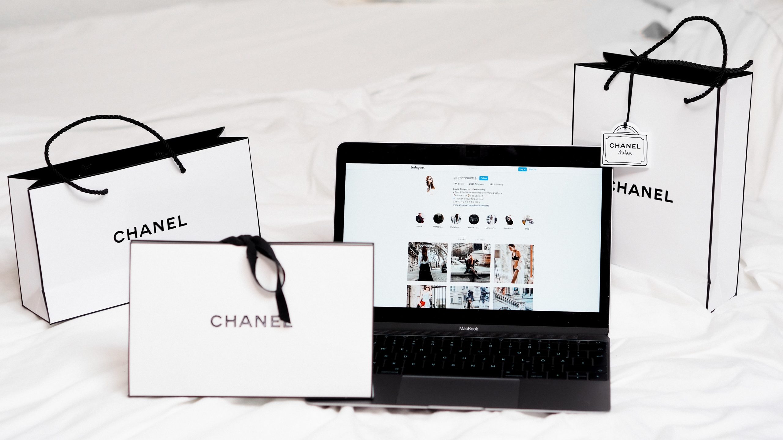 Shopping-Taschen und Tablet: Vereinbarkeit selektiver Vertriebssyteme mit Kartellrecht