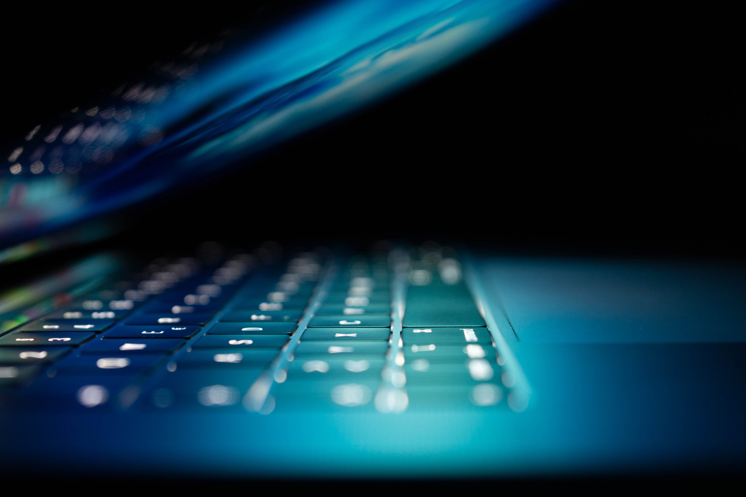 Laptop wird aufgeklappt