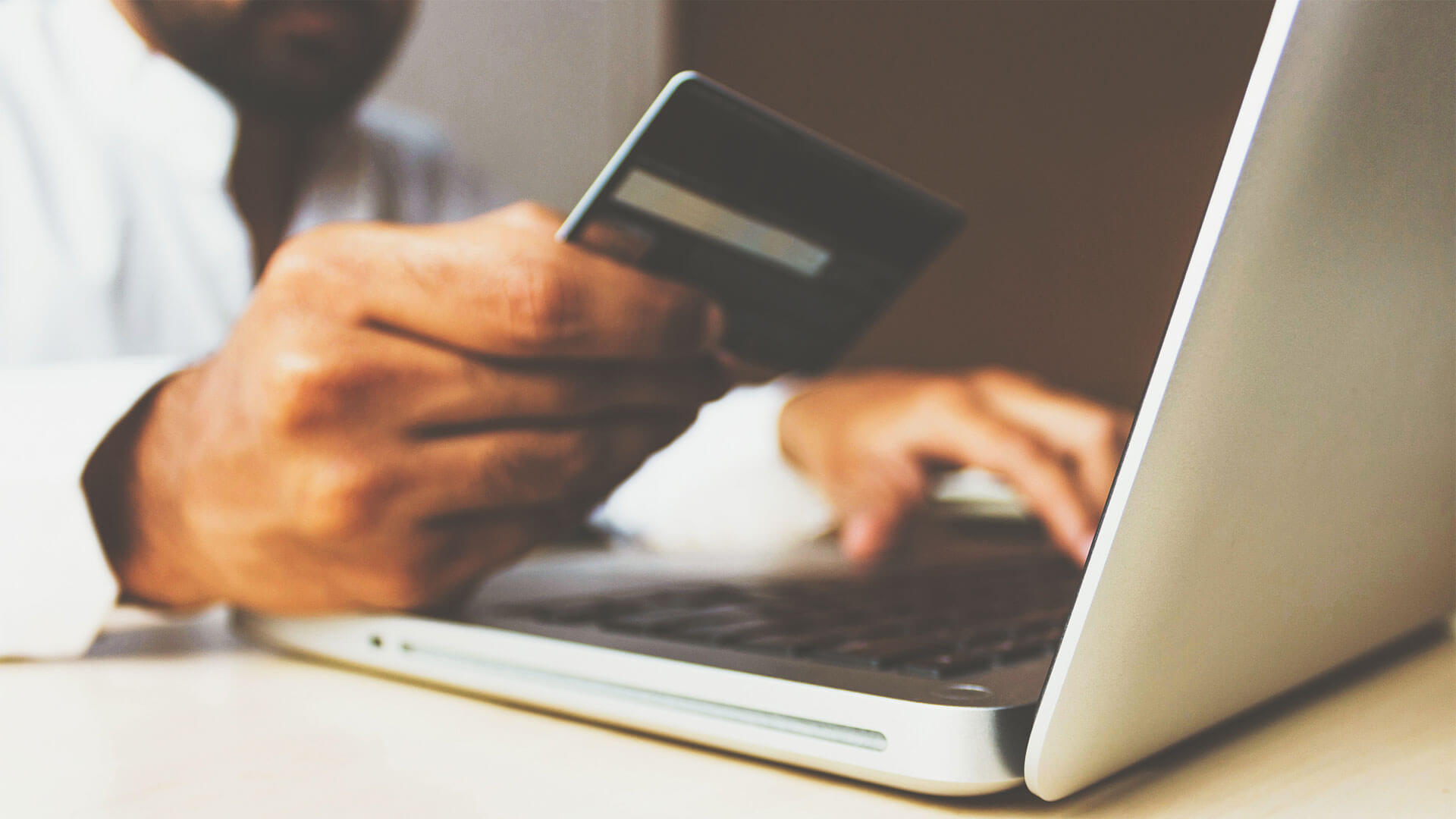 Mann beim Online-Shoppen