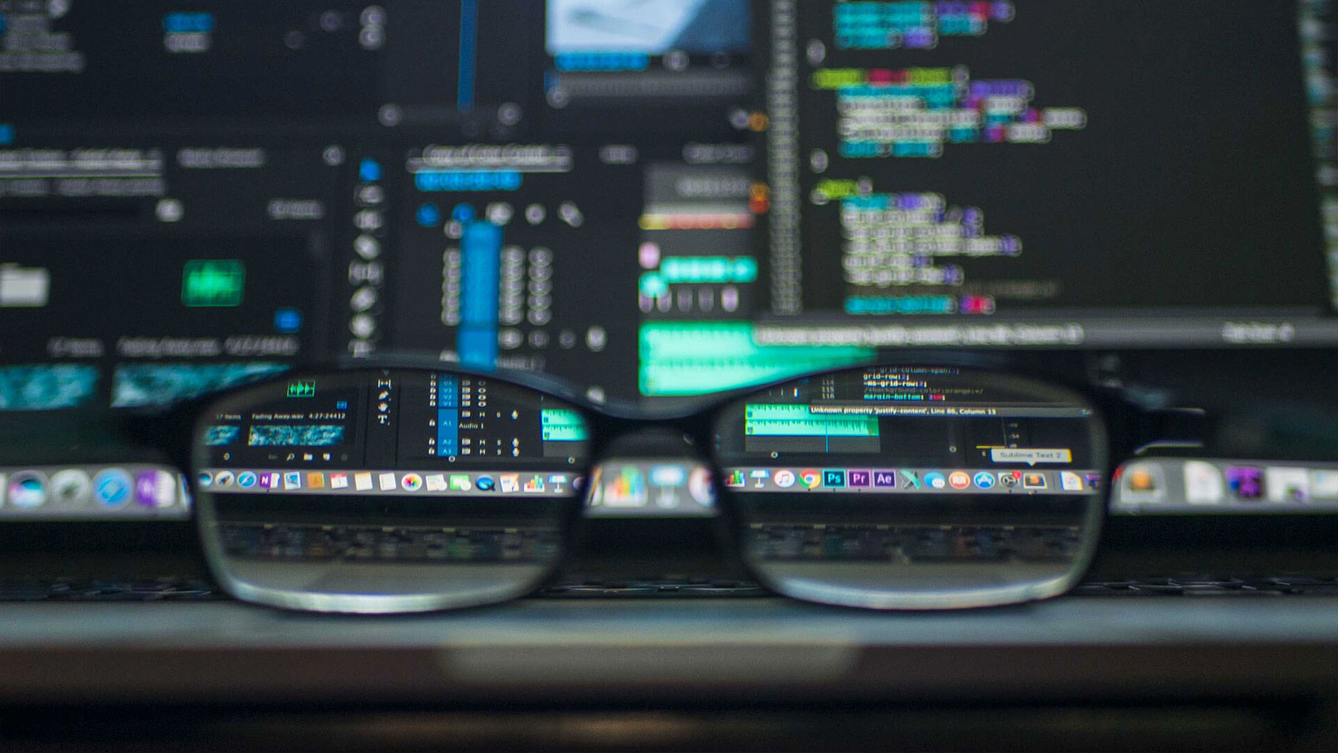 Brille vor PC-Bildschirm: Legal Tech