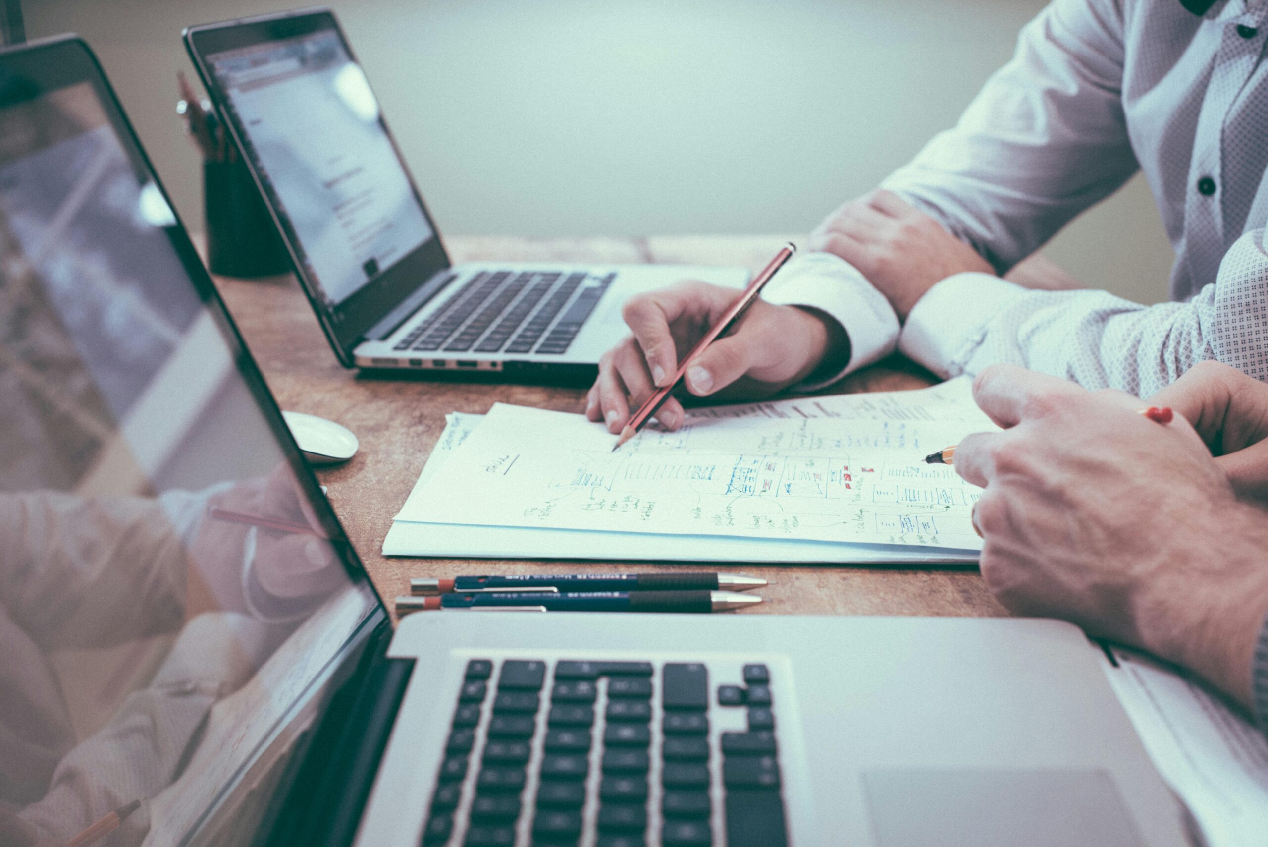 Mitarbeiter arbeiten an einem Term-Sheet