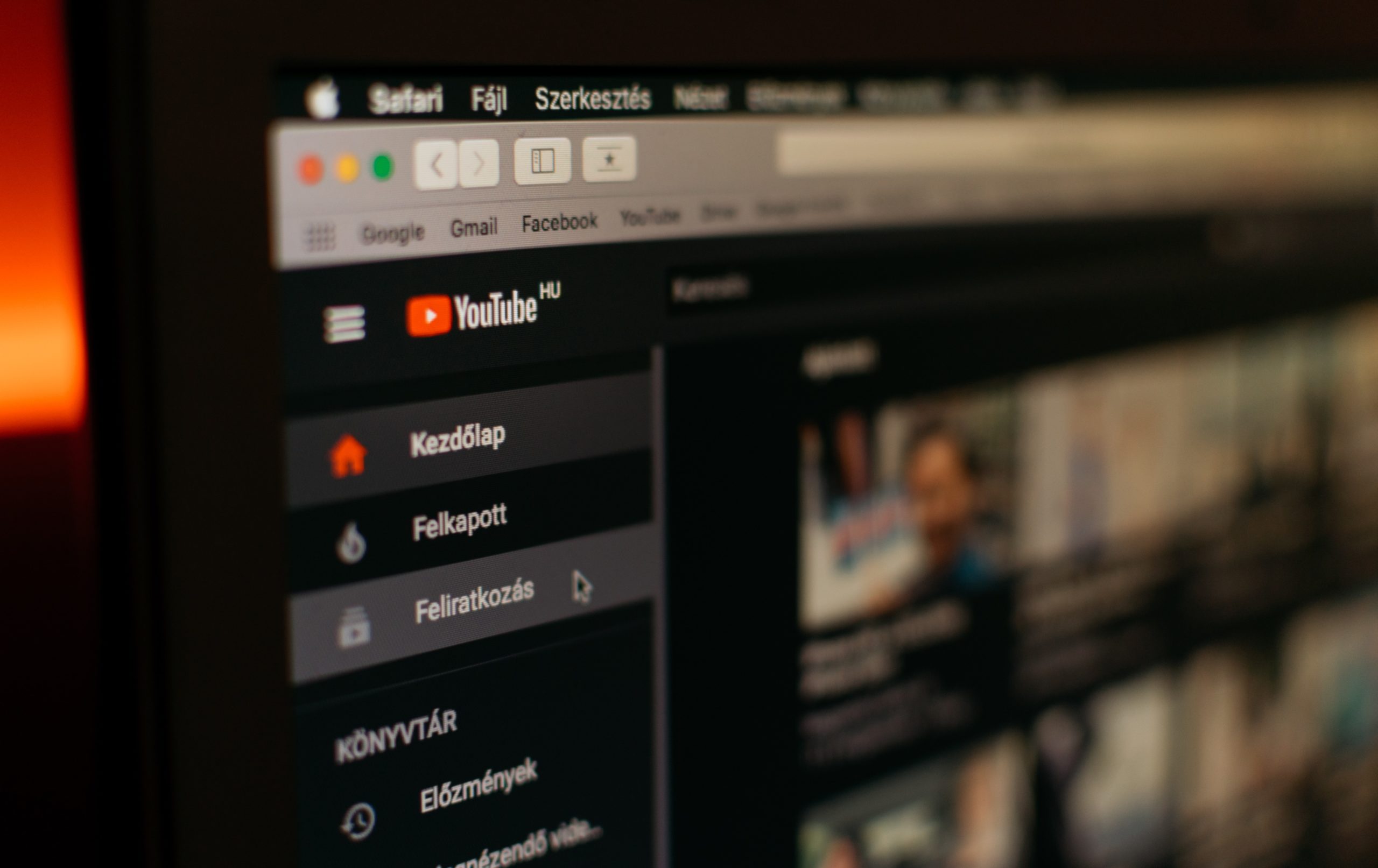 Ansicht eines Youtube-Videos auf einem Bildschirm: Haftung des Hosting Providers für Urheberrechtsverletzung