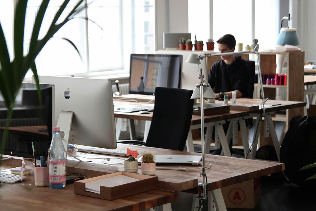 Mitarbeiter in seinem Büro