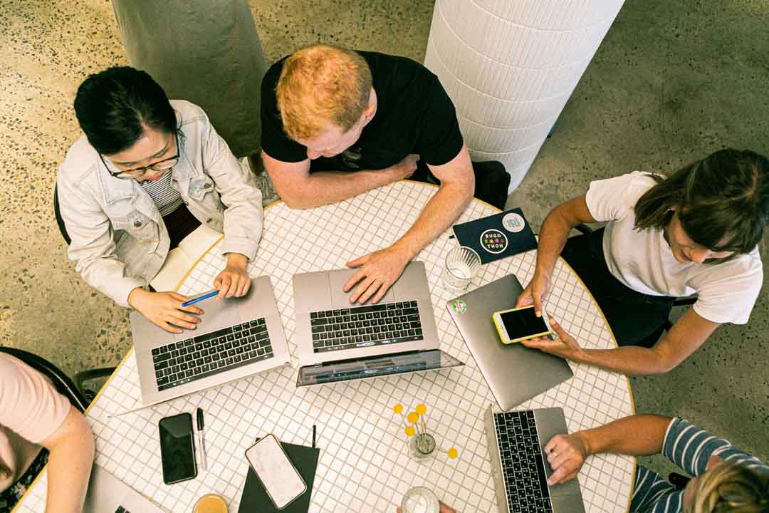 Mitarbeitende eines Start-ups diskutieren über Venture Capital Finanzierung