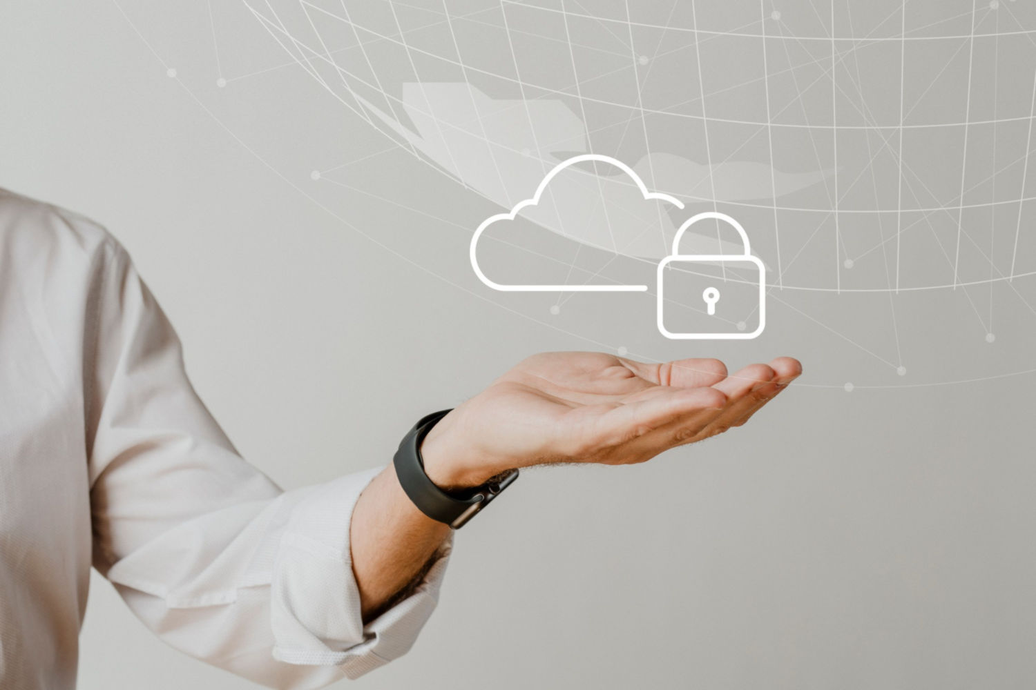 Hand mit Cloud- und Schloss-Symbol als Sinnbild für die NIS-2-Pflichten von SaaS-Anbietern